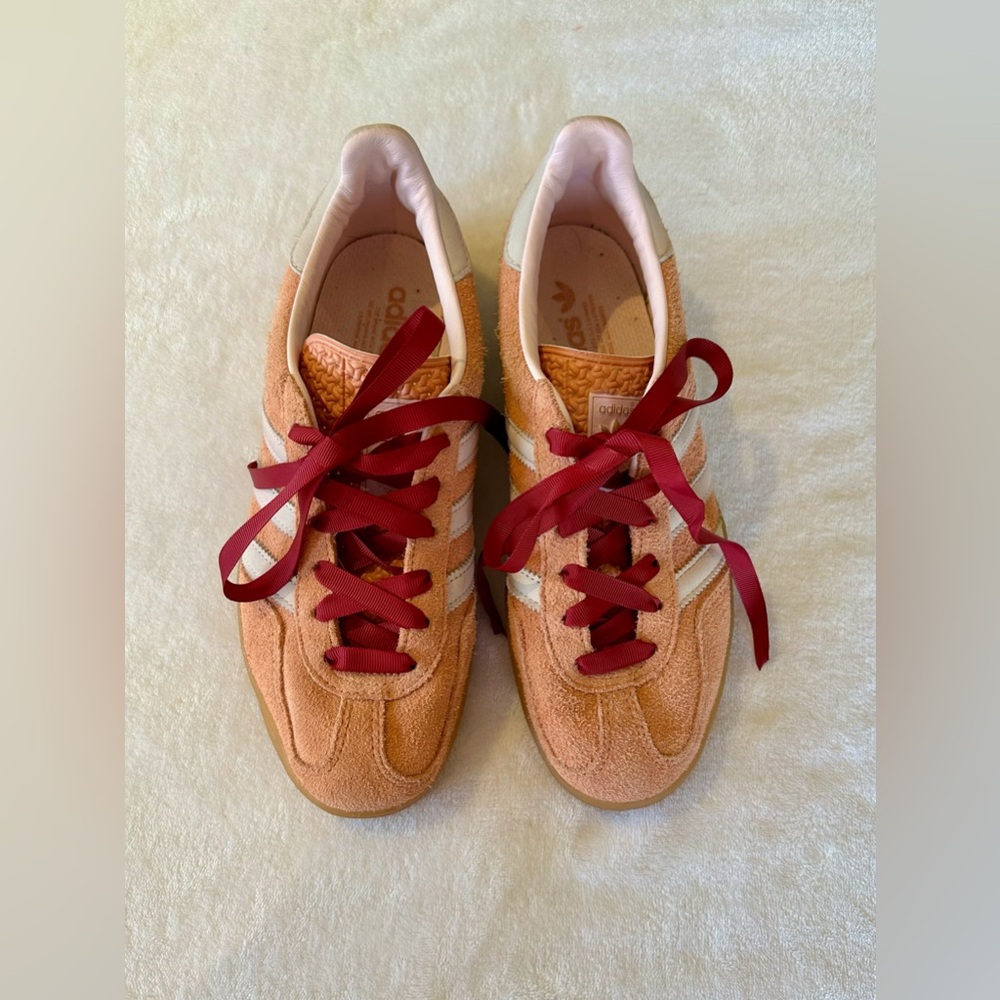 Adidas - gazelle - women’s 8.5 - salmon colored rough suede